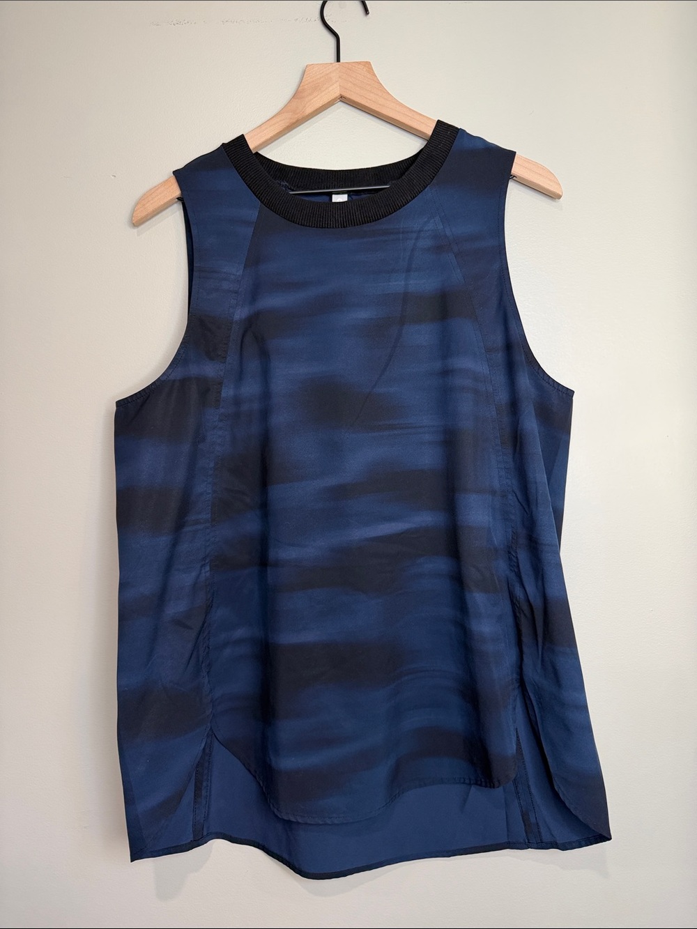WOMEN'S ATHLETA ZEPHYR PRINT TANK IN BLURRED CAMO NAVY LARGE